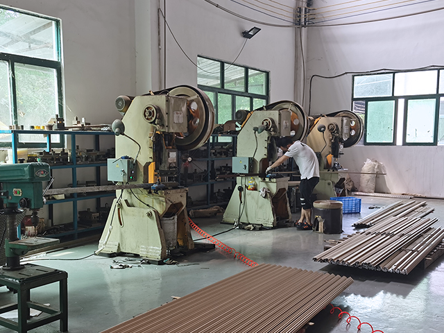 Aluminum cushion box production line workshop