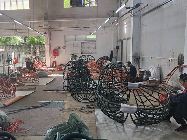 Aluminum pergola manufacturing equipment in factory